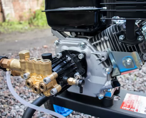 Мойка высокого давления бензиновая Tatra Garden WHP 5200 - важная особенность: горизонтальное расположение двигателя.